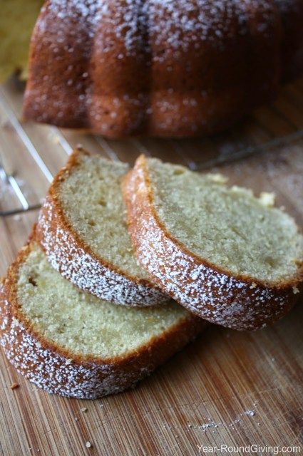 Banana Pound Cake, Autumn Desserts, Southern Pound Cake, Easy Pound Cake, Ripe Banana Recipe, Gf Sweets, Moist Pound Cake, Easy Cakes, Almond Pound Cakes