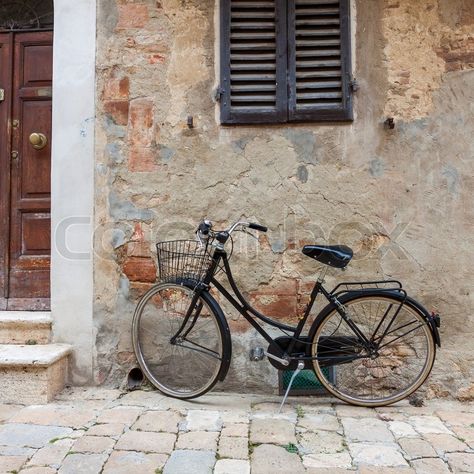 Leaning Against Wall, Giant Bicycle, Bicycle Pictures, Giant Bikes, Stylish Bike, Bicycle Store, Old Bicycle, Whirlpool Refrigerator, Study Photography