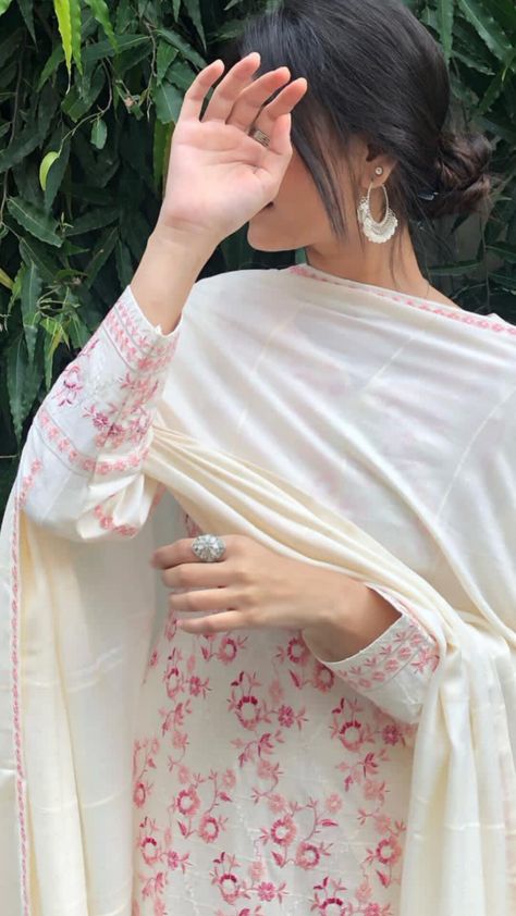 Desi Aesthetic Poses In Kurti, Eid Photoshoot Ideas, Poses Selfie, Desi Fashion Casual, Desi Aesthetic, Salwar Kamiz, Self Portrait Poses, Traditional Indian Outfits, Stylish Photo Pose