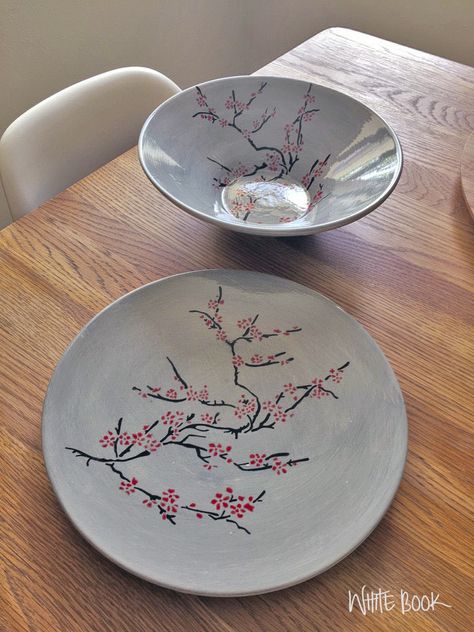 Pottery Painting Japanese, Cherry Blossom Pottery Painting, Japanese Pottery Painting, Matzalo Ideas, Ceramic Plate Painting Ideas, Easy Ceramic Painting Ideas, Pottery Painting Ideas Easy, Ceramics Bowls Designs, Ceramic Cafe