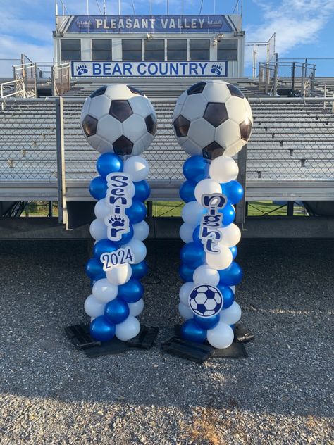 Senior Night Field Decorations Soccer, Senior Night For Soccer, Soccer Balloon Columns, Senior Night Bouquet Ideas, Senior Night Soccer Ideas, Senior Night Balloons, Soccer Balloons, Soccer Senior Night, Soccer Banquet