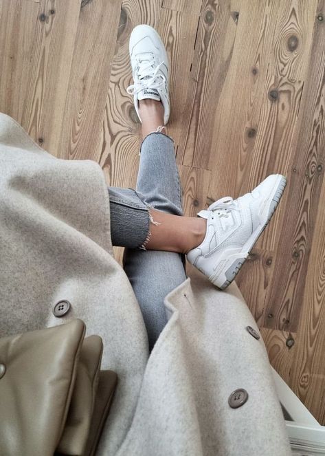 White Trainers Outfit, New Balance Women Shoes, Yeezy Outfit Women, Yeezy Fashion, Trainers Outfit, Yeezy Outfit, Semi Casual, Cross Trainer, New Balance Women