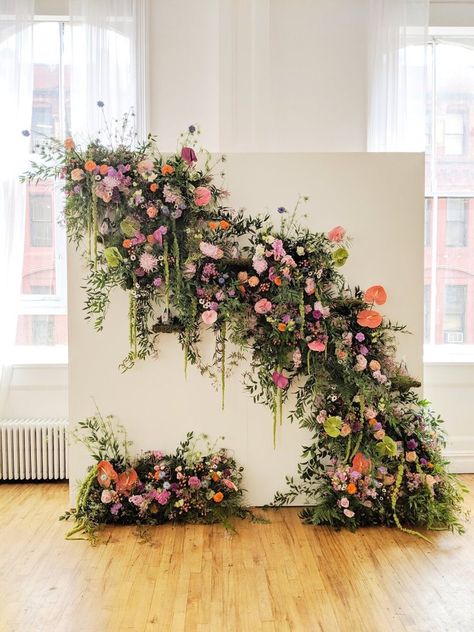 installations — FLOWER BODEGA Easter Photo Backdrop, Wedding Photo Walls, Floral Design Classes, Flower Backdrop Wedding, Easter Flower Arrangements, Easter Backdrops, Mint Flowers, Spring Floral Arrangements, Wedding Backdrop Design