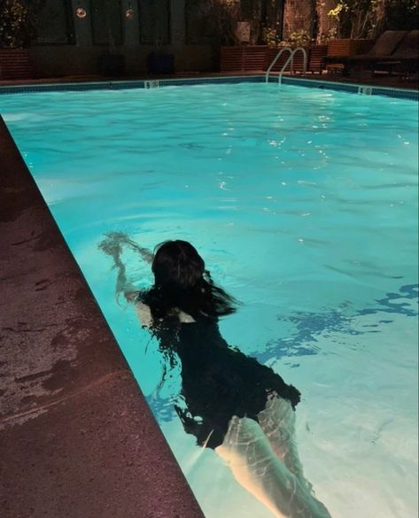 Swimming Pool Pictures, Swimming Pictures, Night Swim, Pool Poses, Swimming Pool Photos, Beach Instagram Pictures, Pool Picture, 사진 촬영 포즈, Bff Photoshoot Poses