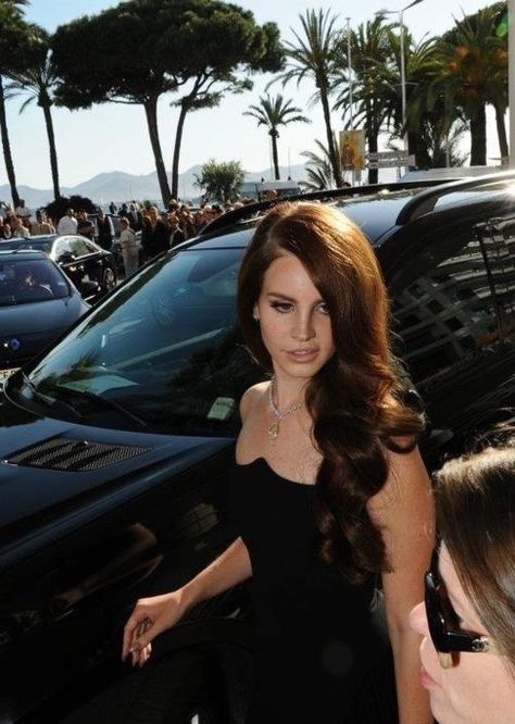 goldenfatale Lana Del Rey New Photos, Lana Del Rey Paparazzi, Paparazzi Aesthetic, Monster Ultra, Lana Del Rey Pictures, Lana Aesthetic, Bubble Waffles, Gossip Girl Fashion Blair, Pop Girlies