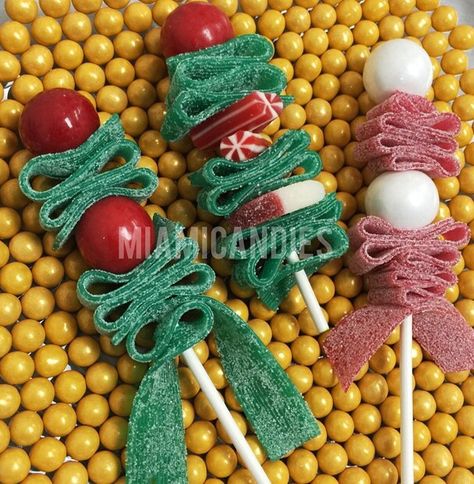 A great DIY for your next Christmas event!  Who wouldn't love these easy prep Candy kabobs? Made with red and white gumball, green sour belts and layered over gold Sixlets. Christmas Candy Skewers, Candy Kabobs Christmas, Christmas Candy Kabobs, Candy Cottage, Gummy Rings, Christmas Candy Crafts, Gift Exchange Ideas, Christmas Tree Brownies, Bbq Party Invitations