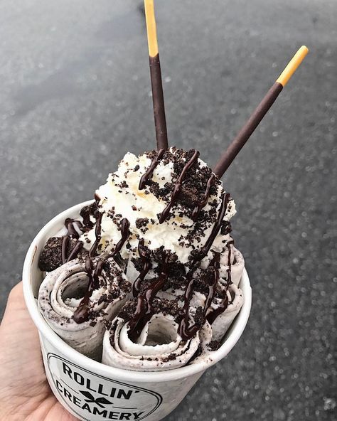 556 Likes, 26 Comments - Rollin' Creamery (@rollincreamery) on Instagram: “Cookies-N-Creme Tag a homie you would want to share this with #RollinCreamery…” Chocolate Ice Cream Aesthetic, Rocky Road Ice Cream Aesthetic, Oreo Ice Cream Aesthetic, Cookies And Cream Ice Cream Aesthetic, Oreo Milkshake Aesthetic, Kue Macaroon, Milk Shakes, Slow Cooker Desserts, Cute Desserts