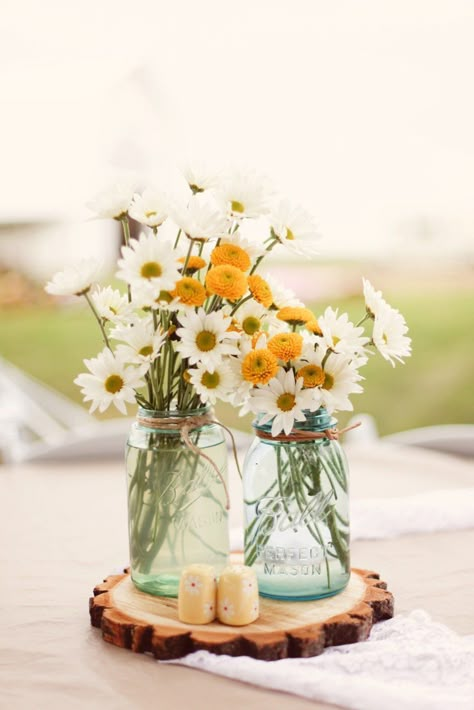 Daisy Centerpieces, Red Mason Jars, Outdoor Country Wedding, Creative Centerpieces, Vintage Mason Jars, 강아지 그림, Mason Jar Wedding, Mason Jar Centerpieces, White Daisies