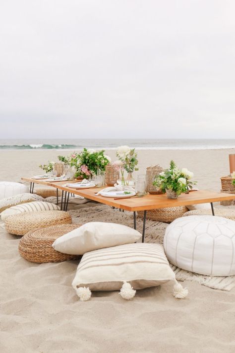 Beach Tablescapes, Solstice Dinner, Wedding Decorations Table Settings, Gears Turning, Welcome Home Parties, Summer Tablescapes, Beach Dinner, Hippie Party, Picnic Inspiration