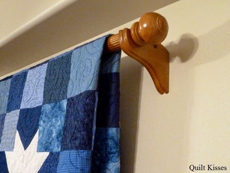 Quilt Kisses: Different Ways to Hang Quilts Decorating With Quilts, Quilt Wall Hangers, Quilt Hanging, Blanket Rack, Curtains Pictures, Quilt Hangers, Rustic Quilts, Quilt Display, Memory Blanket