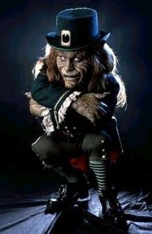 WARWICK DAVIS AS THE LEPRECHAUN. ONE OF MY MANY PICS IN MY COLLECTION COME BY HAVE A LOOK . Leprechaun 1993, Evil Leprechaun, Leprechaun Movie, Leprechaun Costume, The Leprechaun, Cr7 Jr, Horror Movie Icons, Horror Artwork, Film Horror