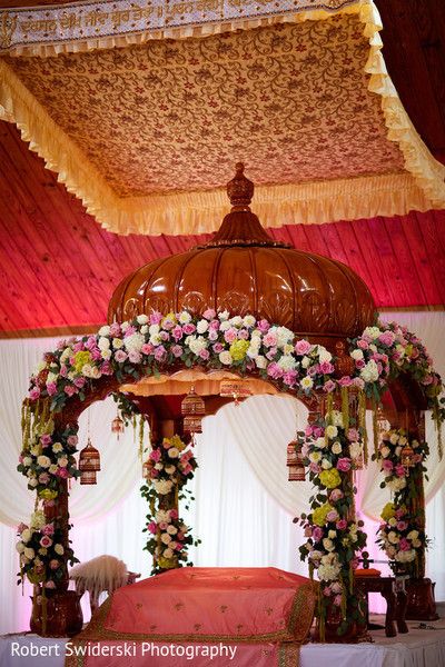 Gurudwara Decoration Wedding, Gurdwara Decor Wedding, Anand Karaj Decor Gurudwara, Gurdwara Wedding Decoration, Gurdwara Decoration, Gurudwara Decoration, Gurdwara Decor, Punjabi Wedding Photography, Gurdwara Wedding