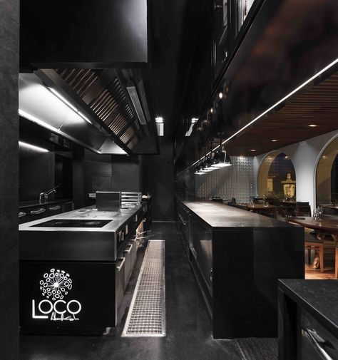 © Fernando Guerra | FG+SG Show Kitchen Restaurant, Open Kitchen Restaurant Design, Hotel Kitchen Design, Kitchen Restaurant Design, Open Kitchen Restaurant, Dark Restaurant, Restaurant Kitchen Design, Bar Restaurant Design, Japanese Restaurant Design