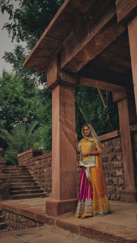 Rajasthani Dress Woman, Marvadi Poshak Poses, Rajasthani Women Photography, Traditional Rajasthani Look, Rajasthan Traditional Dress, Rajasthani Dress Traditional Women, Rajasthani Poshak Designs, Rajasthani Bride Traditional, Rajasthani Background