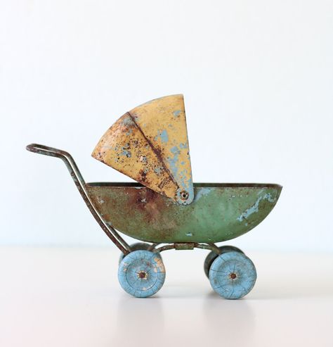 Vintage metal pram.  Nearly everything was made into a toy.  Did anyone have one of these when they were little? Vintage Pram, Pram Toys, Baby Buggy, Dolls Prams, Metal Toys, Baby Carriage, Old Dolls, Tin Toys, Antique Toys