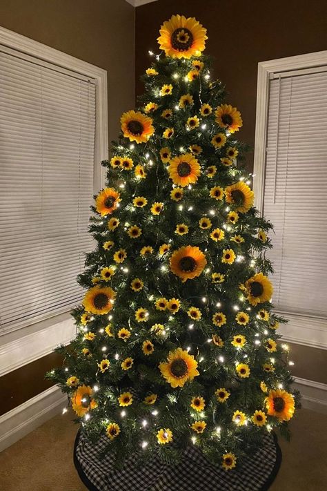 The sunflower Christmas tree trend of 2019 you have to see | Better Homes and Gardens Sunflower Christmas Tree, Sunflower Tree, Sunflower Christmas, Christmas Tree Decorations Ribbon, Vintage Fall Decor, Purple Christmas Tree, Christmas Tree Tops, Cocktail Cabinet, Purple Christmas