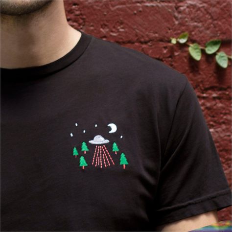 Embroidered Tshirt Mens, Embroidery Tee Shirts, Hand Embroidery Tshirt Ideas, T Shirt Embroidery Diy, T Shirt Embroidery Ideas, Embroidery Designs For Men, Hand Embroidery Shirt, Alien Embroidery, Distressed Tshirt Diy