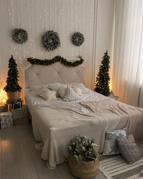 Xmas Bedroom Decor, Seasonal Room Decor, Festive Decor Ideas, Cozy Christmas Bedroom, Bedroom Aesthetic Cozy, Holiday Bedroom Decor, Christmas Bedroom Ideas, Christmas Aesthetics, Holiday Bedroom