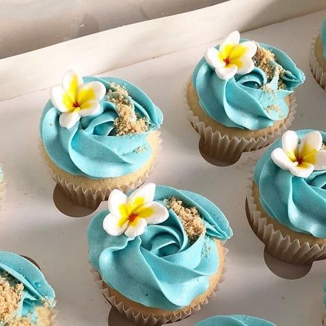 Blossom Bar Cakery - Adelaide on Instagram: "Matching Moana cupcakes 🌺🌴🌊 #moana #moanacupcakes" Moana Birthday Party Cupcakes, Moana Birthday Party Snacks, Moana Themed Desserts, Lilo Cupcakes, Beach Cupcake Cake, Moana Dessert Table Ideas, Moana Theme Cupcakes, Moana Cookie Cake, Hawaiian Flower Cupcakes