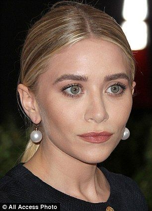 Olsen Eye Makeup, Olsen Twins Jewelry, Olsen Twins Makeup, Pearl Earrings Outfit, Ashley Olsen Hair, Mary Kate And Ashley Olsen, Ashley Olsen Style, Olsen Style, Ashley Mary Kate Olsen