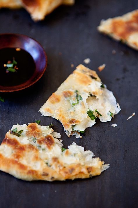 Chive Pancake, Onion Pancake, Chinese Chives, Sourdough Loaf, Taiwanese Cuisine, Scallion Pancakes, Taiwan Food, Pizza Bread, Food Presentation