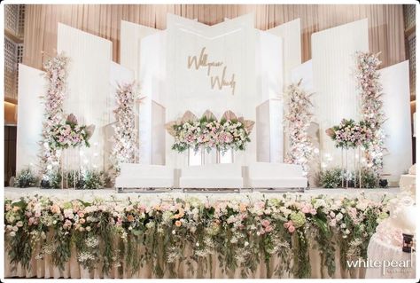 Dekor Pelaminan, Pelamin Cantik, Backdrop Engagement, Dekorasi Wedding, Indoor Wedding Decorations, Reception Stage Decor, Wedding Stage Backdrop, Wedding Hall Decorations, Wedding Background Decoration