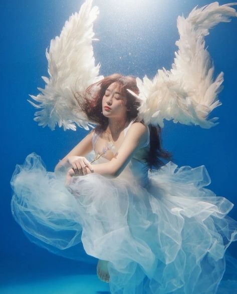 People In Water Photography, Lying In Water Reference, Person In Water Reference, Underwater Poses Reference, Ocean Breathing, Floating Pose, Water Poses, Painting Poses, Girl Under Water