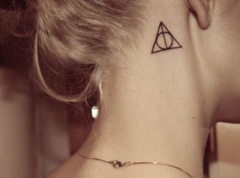 Deathly hallows behind ear tattoo Back Ear Tattoo, Hallows Tattoo, Hogwarts Tattoo, Hp Tattoo, Potter Tattoo, Tattoo Posters, Harry Potter Tattoos, Small Tattoo Ideas, Harry Potter Tattoo