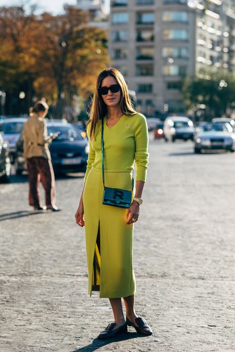 Chartreuse Outfit, Chartreuse Dress, Gala Gonzalez, Color Combos Outfit, Paris Fashion Week Street Style, Spring Street Style, Street Style Inspiration, Cool Street Fashion, Fashion Week Street Style