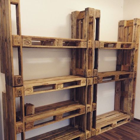 Bookshelf Made From Pallets, Pallet Projects Garage, Pallet Wall With Shelves, Bookshelves Made Out Of Pallets, Diy Pallet Wall Shelves, Pallet Shelving Ideas, Diy Pallet Projects Easy Home Decor, Pallet Office Ideas, Pallet Shop Ideas