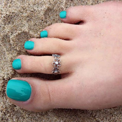 Green Toenails, Imran Qureshi, Leg Finger Ring, Filigrana Jewelry, Black Toenails, Toe Colors, Dainty Gold Band, Toe Ring Designs, Heart Shaped Diamond Ring