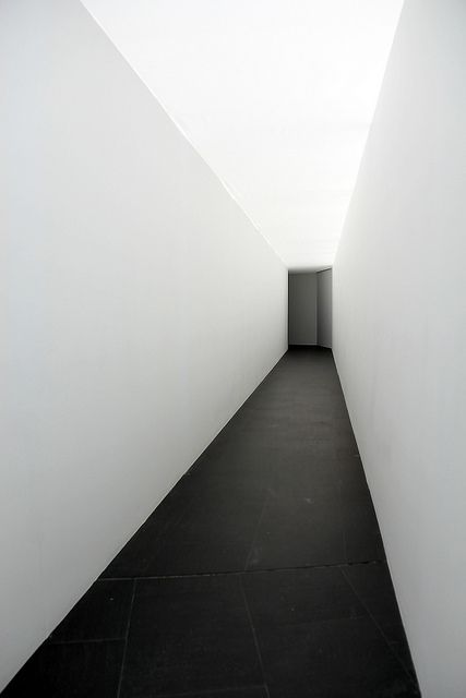 Cleaning White Walls, Interior Minimalista, Empty Room, Black Floor, Minimalist Photography, Minimalist Architecture, Stone Flooring, White Aesthetic, 인테리어 디자인