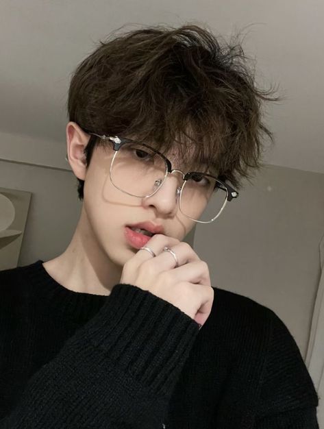 Jazzy Cut Hair in Chinese Ideas 2023 Brown Hair Korean, Chinese Cut, Brown Hair Male, Messy Hair Boy, Kore Ulzzang, Asian Men Hairstyle, Anime Boy Hair, Hairstyles With Glasses, Korean Face