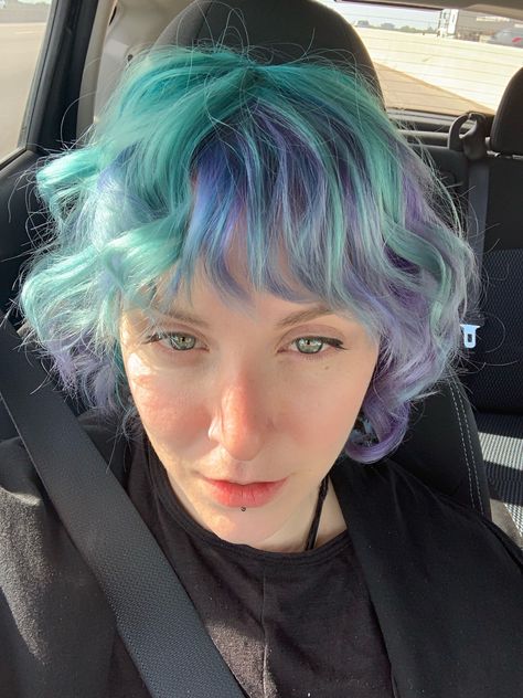 Jellyfish Hair Trends: Iridescent Colors for Ethereal and Colorful Hairstyles Pastel Violet Hair, Short Fringe Haircut, Violet Hair Dye, Teal And Purple Hair, Curly Purple Hair, Jellyfish Hair, Teal Pastel, Pastel Blue Hair, Short Dyed Hair