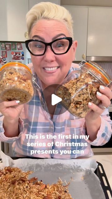 Stephanie Joy de Sousa on Instagram: "Christmas Gift You Can Eat: Make My Gingerbread Granola! 🎄✨. Comment “RECIPE”. and I’ll send it to you in a message.

All my recipes are on my website, easyrecipegang.com.au

Who doesn’t love a homemade gift? And what better way to spread some holiday cheer than with a jar of delicious gingerbread granola! 🎁 This super easy recipe is perfect for making in bulk, and the best part? It’s totally giftable and yummy! 

This gingerbread granola is not just a treat; it’s a little piece of Christmas in a jar! 🎄

#gingerbreadgranola #homemadegifts #christmastreats #granolarecipe #easyrecipes #holidaybaking #foodgifts #diygifts #christmasgiftsideas #stephcooksstuff #easyrecipe" Food Gifts For Christmas Homemade, Christmas Snack Bag Ideas, Cookie Jar Recipe, Treats For Christmas Gifts, Best Christmas Food Gifts, Granola Christmas Gift, Granola Gift Ideas, Gifting Bread, Christmas Granola Recipe