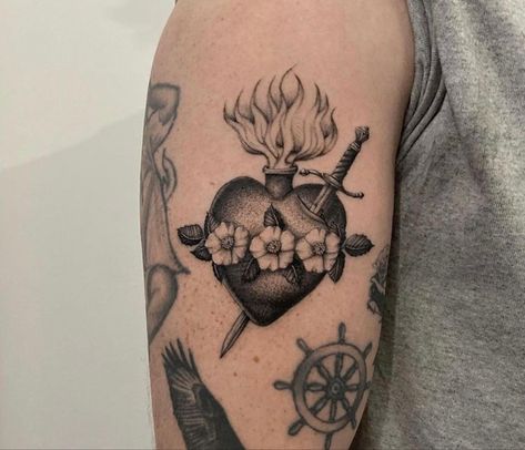 Sacred Heart Tattoo, Traditional Heart Tattoos, Neo Tattoo, Cowgirl Tattoos, Sacred Heart Tattoos, Tattoo Apprenticeship, Tatoo Inspiration, L Tattoo, Black Ink Tattoos