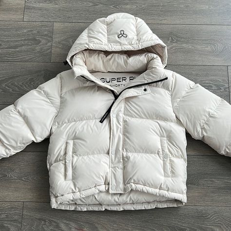 ARITZIA - Tna Super Puff Shorty Puffer Jacket Aritzia, Super Puff Shorty Aritzia Outfit, Super Puff Aritzia Outfit, Aritzia Winter Jacket, Super Puff Outfit, The Super Puff Aritzia, Superpuff Aritzia, Aritzia Puffer Jacket, Super Puff Aritzia