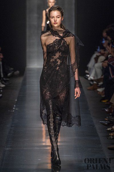 Haute Couture Style, Amazing Dresses, Awesome Outfits, Couture Mode, Black Tulle, Ermanno Scervino, Style Noir, Black Women Fashion, Fall Fashion Trends