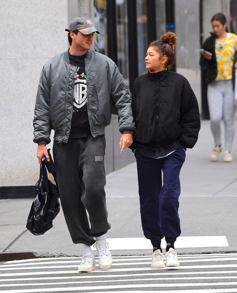 Image Jacob Elordi Style, Zendaya And Jacob Elordi, Jacob Elordi Outfits, Celebrity Couple Street Style, Zendaya Style Street, Zendaya And Boyfriend, Jacob Elordi Paparazzi, Keanu Reeves Paparazzi, Kendall And Hailey Paparazzi