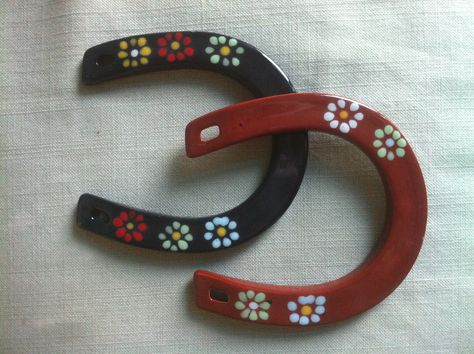 Horse Shoe Painting, Ceramic Horseshoe, Horse Camp Ideas, Decorated Horse, 4h Crafts, Ceramic Things, Horseshoe Crafts Projects, Western Ideas, Shoe Painting