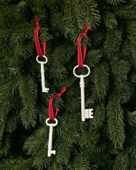 Creative Recycling, Crafts Turning Old Keys into Handmade Christmas Decorations Paint Skeleton, Easy To Make Christmas Ornaments, Homemade Christmas Ornaments, Luncheon Ideas, Steampunk Christmas, Winter Decorations, Skeleton Keys, Diy Ornaments, Ornament Ideas