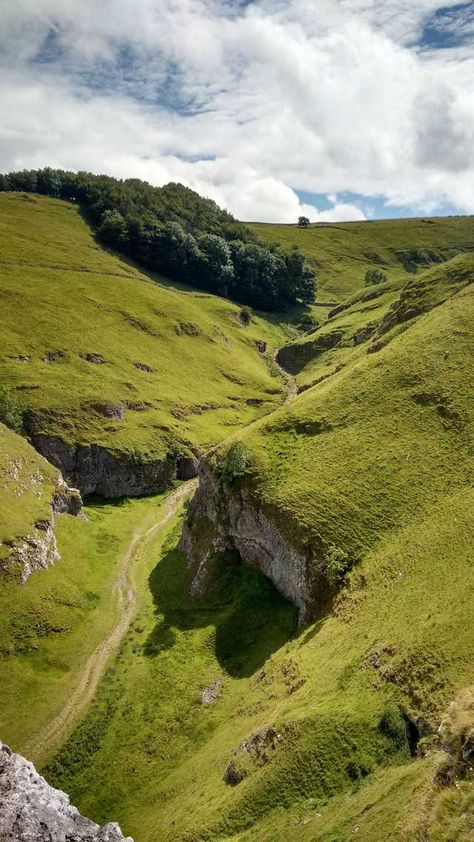 The Secret Valley, Peak District National Park [OC] [1835 x 3263] - Imgur Peak District National Park, Buku Harry Potter, Ireland Landscape, Peak District, England And Scotland, Princess Bride, England Uk, English Countryside, England Travel