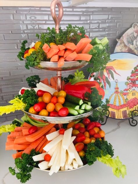 Veggie Tower For Easter 2019 Food Towers Ideas, Veggie Tower, Veggie Display, Gallery Party, Appetizer Sandwiches, Vegetable Tray, Unique Vegetables, Amazing Food Decoration, Veggie Tray