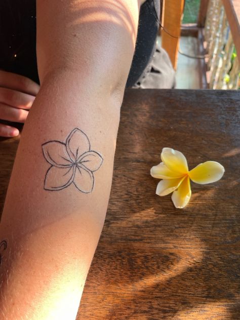 Frangapenni Tattoo, Monoi Flower Tattoo, Frangipani Flower Tattoo, Plumeria Flower Tattoo, Mini Tattoos Ideas, Plumeria Flower Tattoos, Frangipani Tattoo, Practice Tattoos, Jagua Gel