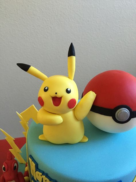 Pichachu Cake, Pikachu Cake Topper, Modeling Chocolate Figures, Bolo Pikachu, Hello Cake, Pokemon Cakes, Pikachu Party, Gumpaste Figures, Pikachu Birthday