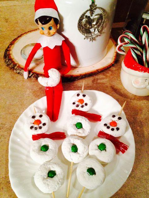 Elf Donut Snowman, Elf On The Shelf Donut Snowman, Elf Doughnut Ideas, Elf On Shelf Donut Ideas, Snowman Donuts On A Stick, Elf On The Shelf Doughnut Ideas, Elf On The Shelf Treats, Elf On The Shelf Snow Ideas, Elf Donut Ideas