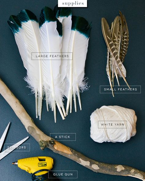 DIY feather wall hanging Feather Decoration Ideas, Feather Display Ideas, Feather Wall Hanging Diy, Diy Feather Wall, Hanging Feather Decor, Diy Feather Decor, Diy Feathers, Diy Western, Feather Crafts Diy