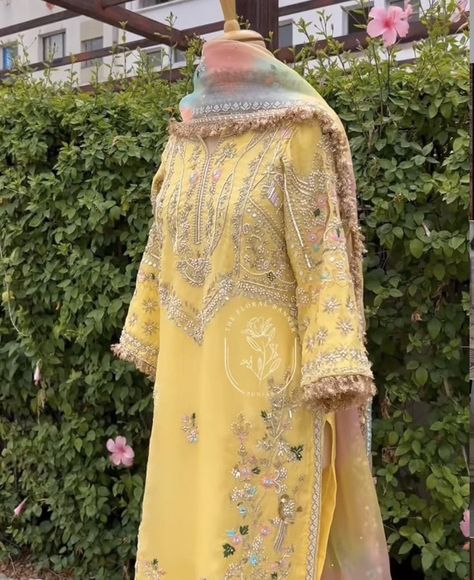 Designer Suits For Wedding, Curvy Casual Outfits, Boutique Names, Embroidery Suits Punjabi, Embroidery Fashion Detail, Trendy Suits, Fancy Suit, Simple Kurta Designs, Pakistani Wedding Outfits