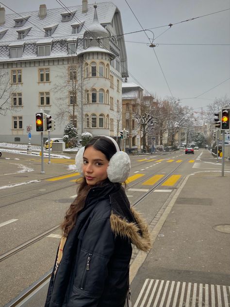 Switzerland Street Style, Black Earmuffs Outfit, White Earmuffs Outfit, Ear Muffs Outfit, Switzerland Street, White Earmuffs, Earmuffs Outfit, Europe Winter Fashion, Winter Moodboard