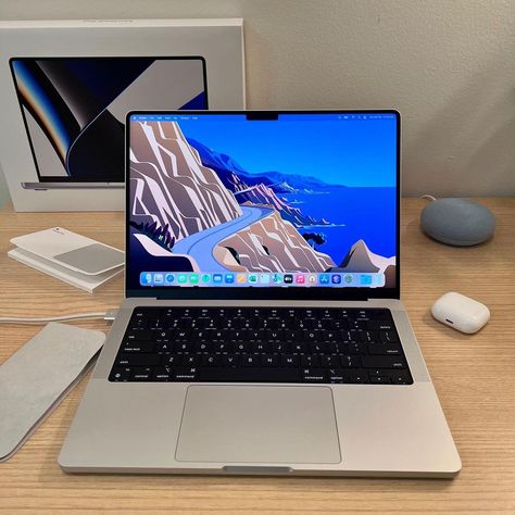 Macbook Pro Setup, Macbook Pro Keyboard, Macbook Pro Tips, Macbook Pro Wallpaper, Apple Laptop Macbook, Airpods Apple, Tech Aesthetic, Computers Tablets And Accessories, Bling Phone Cases